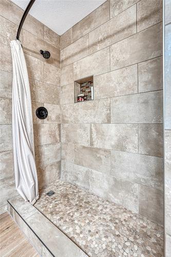 18-80 Green Avenue, Penticton, BC - Indoor Photo Showing Bathroom