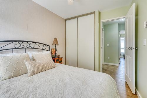 18-80 Green Avenue, Penticton, BC - Indoor Photo Showing Bedroom