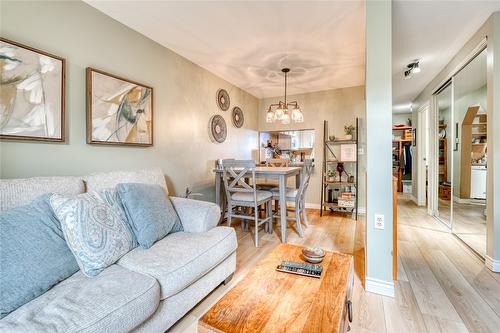 18-80 Green Avenue, Penticton, BC - Indoor Photo Showing Living Room