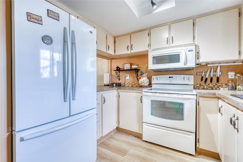 18-80 Green Avenue, Penticton, BC - Indoor Photo Showing Kitchen