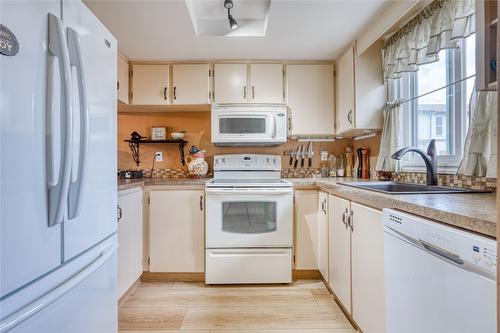 18-80 Green Avenue, Penticton, BC - Indoor Photo Showing Kitchen With Double Sink