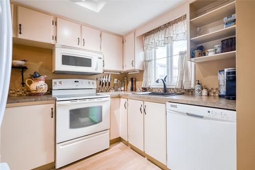 18-80 Green Avenue, Penticton, BC - Indoor Photo Showing Kitchen