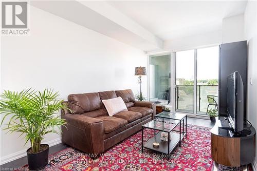 315 - 4208 Dundas Street W, Toronto (Edenbridge-Humber Valley), ON - Indoor Photo Showing Living Room