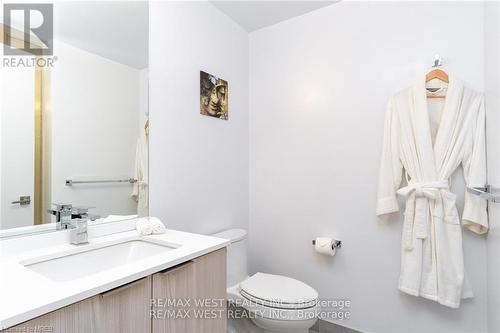 315 - 4208 Dundas Street W, Toronto (Edenbridge-Humber Valley), ON - Indoor Photo Showing Bathroom