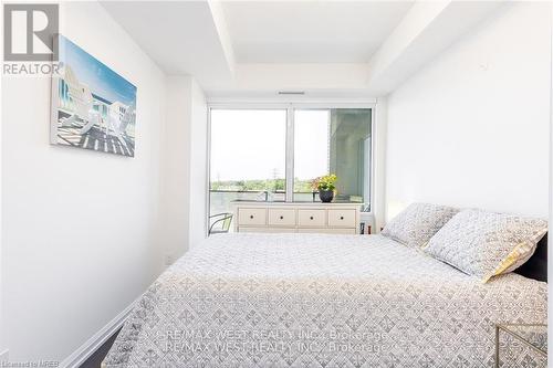 315 - 4208 Dundas Street W, Toronto (Edenbridge-Humber Valley), ON - Indoor Photo Showing Bedroom