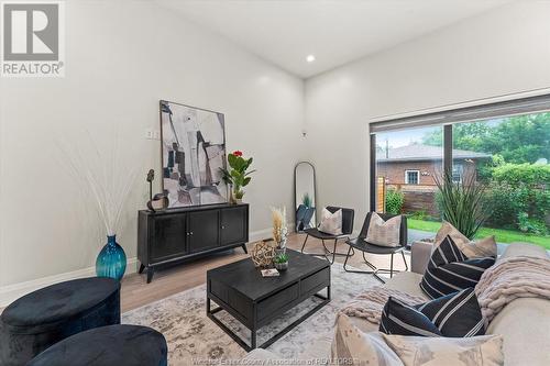 506 Lily Mac Boulevard, Windsor, ON - Indoor Photo Showing Living Room