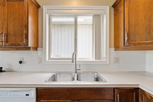 127-1405 Guisachan Place, Kelowna, BC - Indoor Photo Showing Kitchen With Double Sink