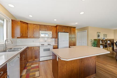 127-1405 Guisachan Place, Kelowna, BC - Indoor Photo Showing Kitchen With Double Sink