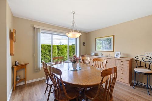 127-1405 Guisachan Place, Kelowna, BC - Indoor Photo Showing Dining Room