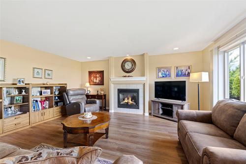 127-1405 Guisachan Place, Kelowna, BC - Indoor Photo Showing Living Room With Fireplace