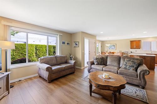 127-1405 Guisachan Place, Kelowna, BC - Indoor Photo Showing Living Room