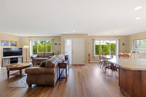 127-1405 Guisachan Place, Kelowna, BC - Indoor Photo Showing Living Room