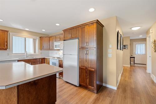 127-1405 Guisachan Place, Kelowna, BC - Indoor Photo Showing Kitchen