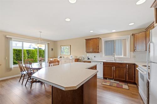 127-1405 Guisachan Place, Kelowna, BC - Indoor Photo Showing Kitchen With Double Sink