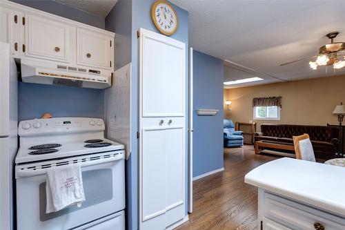 1261 Brentwood Road, West Kelowna, BC - Indoor Photo Showing Kitchen