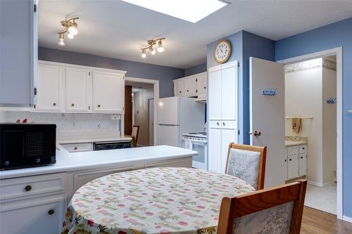 1261 Brentwood Road, West Kelowna, BC - Indoor Photo Showing Kitchen