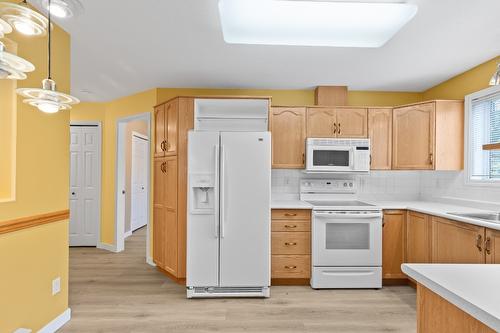 102-315 Whitman Road, Kelowna, BC - Indoor Photo Showing Kitchen