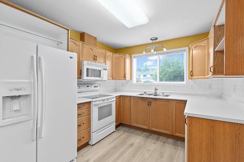 102-315 Whitman Road, Kelowna, BC - Indoor Photo Showing Kitchen With Double Sink