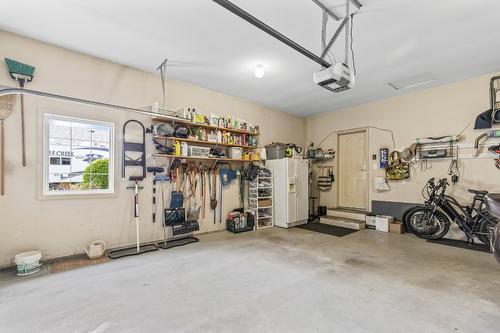 4622 Darin Place, Kelowna, BC - Indoor Photo Showing Garage