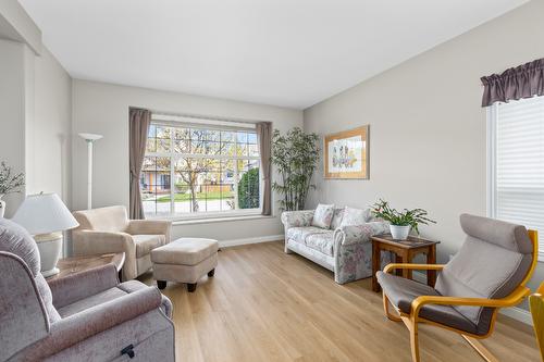 4622 Darin Place, Kelowna, BC - Indoor Photo Showing Living Room