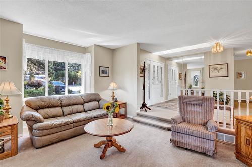 2652 Monford Road, Kelowna, BC - Indoor Photo Showing Living Room