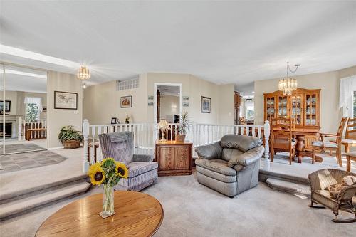 2652 Monford Road, Kelowna, BC - Indoor Photo Showing Living Room