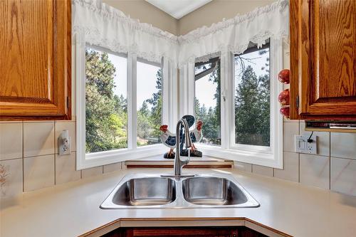 2652 Monford Road, Kelowna, BC - Indoor Photo Showing Kitchen With Double Sink