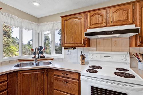 2652 Monford Road, Kelowna, BC - Indoor Photo Showing Kitchen With Double Sink