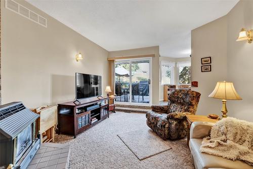 2652 Monford Road, Kelowna, BC - Indoor Photo Showing Living Room