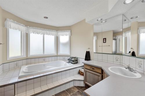 2652 Monford Road, Kelowna, BC - Indoor Photo Showing Bathroom