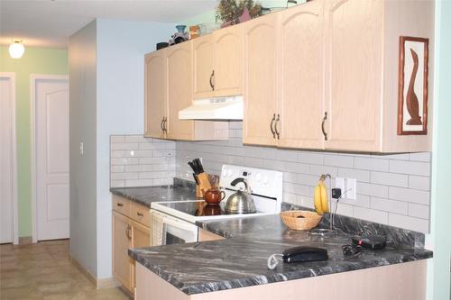 108-3163 Richter Street, Kelowna, BC - Indoor Photo Showing Kitchen