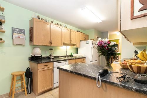 108-3163 Richter Street, Kelowna, BC - Indoor Photo Showing Kitchen