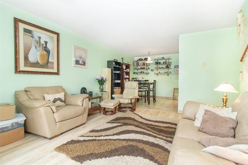 108-3163 Richter Street, Kelowna, BC - Indoor Photo Showing Living Room