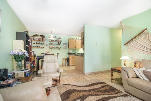 108-3163 Richter Street, Kelowna, BC - Indoor Photo Showing Living Room