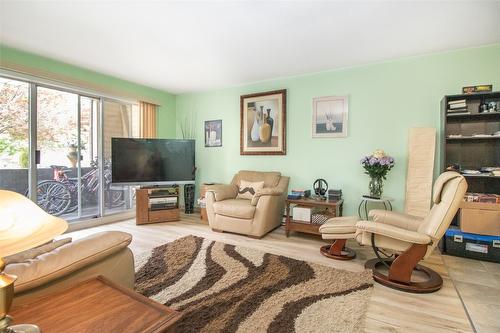 108-3163 Richter Street, Kelowna, BC - Indoor Photo Showing Living Room