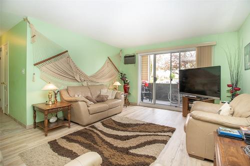 108-3163 Richter Street, Kelowna, BC - Indoor Photo Showing Living Room