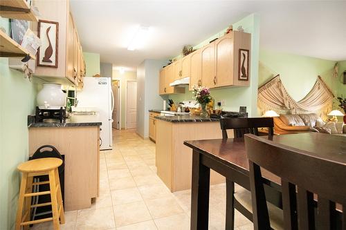 108-3163 Richter Street, Kelowna, BC - Indoor Photo Showing Kitchen