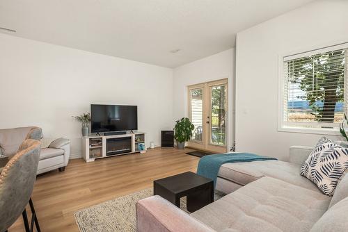 10-6900 Marshall Road, Vernon, BC - Indoor Photo Showing Living Room