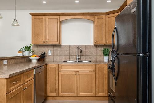 10-6900 Marshall Road, Vernon, BC - Indoor Photo Showing Kitchen With Double Sink