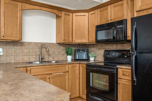 10-6900 Marshall Road, Vernon, BC - Indoor Photo Showing Kitchen With Double Sink