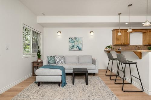 10-6900 Marshall Road, Vernon, BC - Indoor Photo Showing Living Room