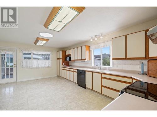 1255 Raymer Avenue Unit# 514, Kelowna, BC - Indoor Photo Showing Kitchen