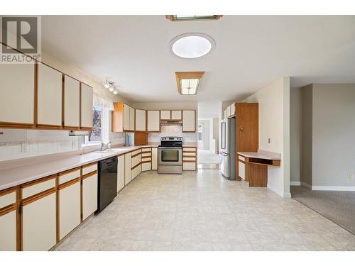 1255 Raymer Avenue Unit# 514, Kelowna, BC - Indoor Photo Showing Kitchen With Double Sink