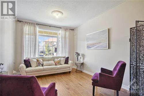 302 Saddleridge Drive, Ottawa, ON - Indoor Photo Showing Living Room