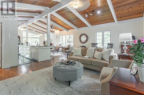 5721 Marion Street, Thames Centre (Dorchester), ON - Indoor Photo Showing Living Room