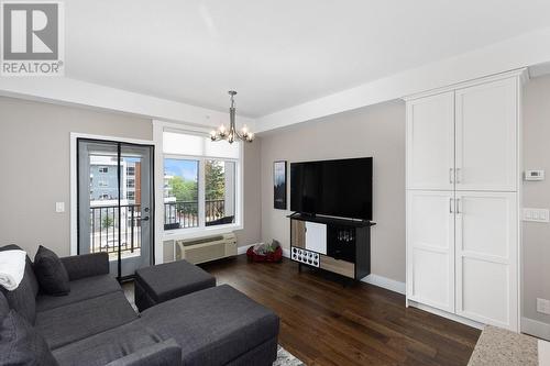 1165 Sutherland Avenue Unit# 410, Kelowna, BC - Indoor Photo Showing Living Room