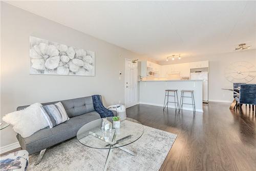 1800 Walkers Line|Unit #310, Burlington, ON - Indoor Photo Showing Living Room