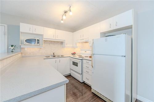 1800 Walkers Line|Unit #310, Burlington, ON - Indoor Photo Showing Kitchen With Double Sink