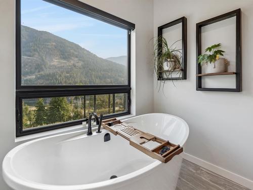 1278 Kai Road, Nelson, BC - Indoor Photo Showing Bathroom