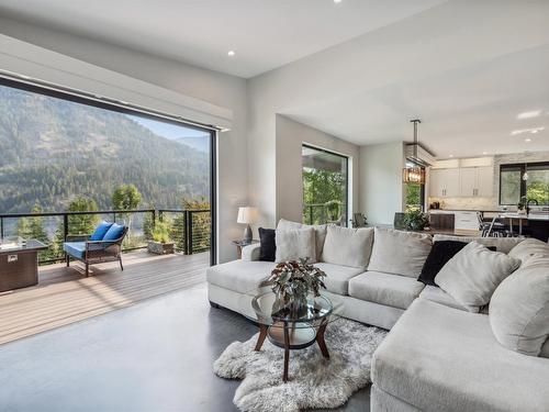 1278 Kai Road, Nelson, BC - Indoor Photo Showing Living Room